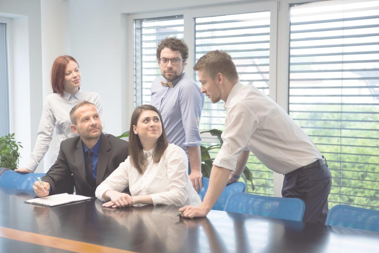 Équipe korantixdigital travaillant ensemble sur des solutions financières