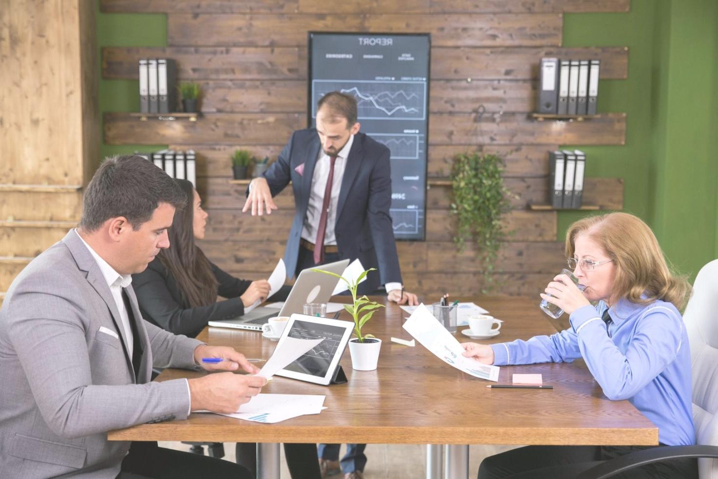 Conseiller financier korantixdigital en consultation avec un client